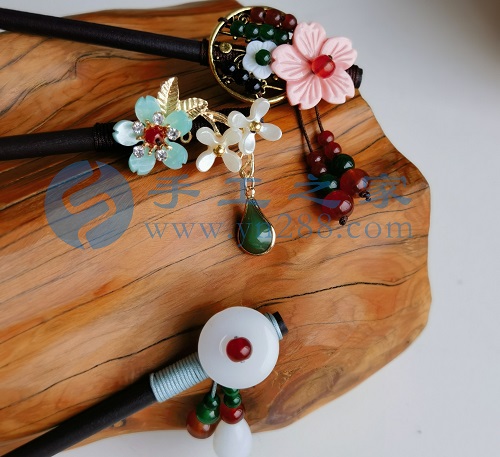 5月24日，手工活外發(fā)加工正規(guī)廠家直接發(fā)貨，純手工串珠，手工之家手工項目，在城市做的優(yōu)勢很明顯，圖為勵志珠珠繡串珠手工產(chǎn)品剪影