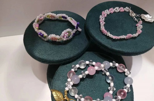 5月29日，外發(fā)加工接單平臺(tái)，靈活就業(yè)手工飾品廠項(xiàng)目，月底了，手工之家手工好，才有更好的合作和收入，圖為勵(lì)志珠珠繡串珠手工產(chǎn)品剪影