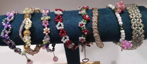 5月30日，手工活外發(fā)加工網(wǎng)，靈活就業(yè)好項(xiàng)目，傳承傳統(tǒng)手工，手工之家的外發(fā)手工項(xiàng)目如何，圖為勵(lì)志珠珠繡串珠手工產(chǎn)品剪影