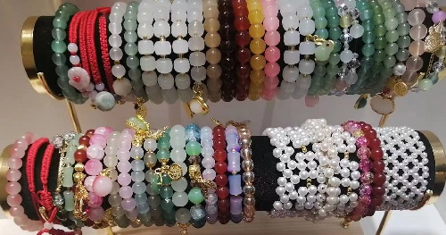 5月30日，手工活外發(fā)加工網(wǎng)，靈活就業(yè)好項(xiàng)目，傳承傳統(tǒng)手工，手工之家的外發(fā)手工項(xiàng)目如何，圖為勵(lì)志珠珠繡串珠手工產(chǎn)品剪影