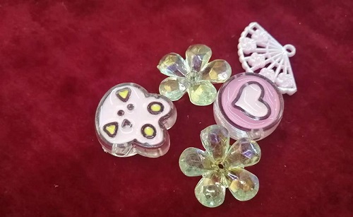 6月2日，在家里就能賺錢的工作，正規(guī)手工項(xiàng)目，靈活就業(yè)好選擇，手工之家手工事業(yè)發(fā)展離不開(kāi)銷售體系，圖為勵(lì)志珠珠繡串珠手工材料剪影
