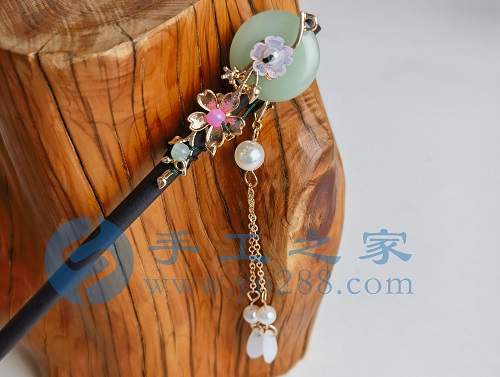 6月4日，手工活接單正規(guī)平臺，拿回家做的手工項(xiàng)目，可以開飾品加工廠，手工之家讓大家居家手工掙錢有底氣，圖為勵志珠珠繡串珠手工產(chǎn)品剪影