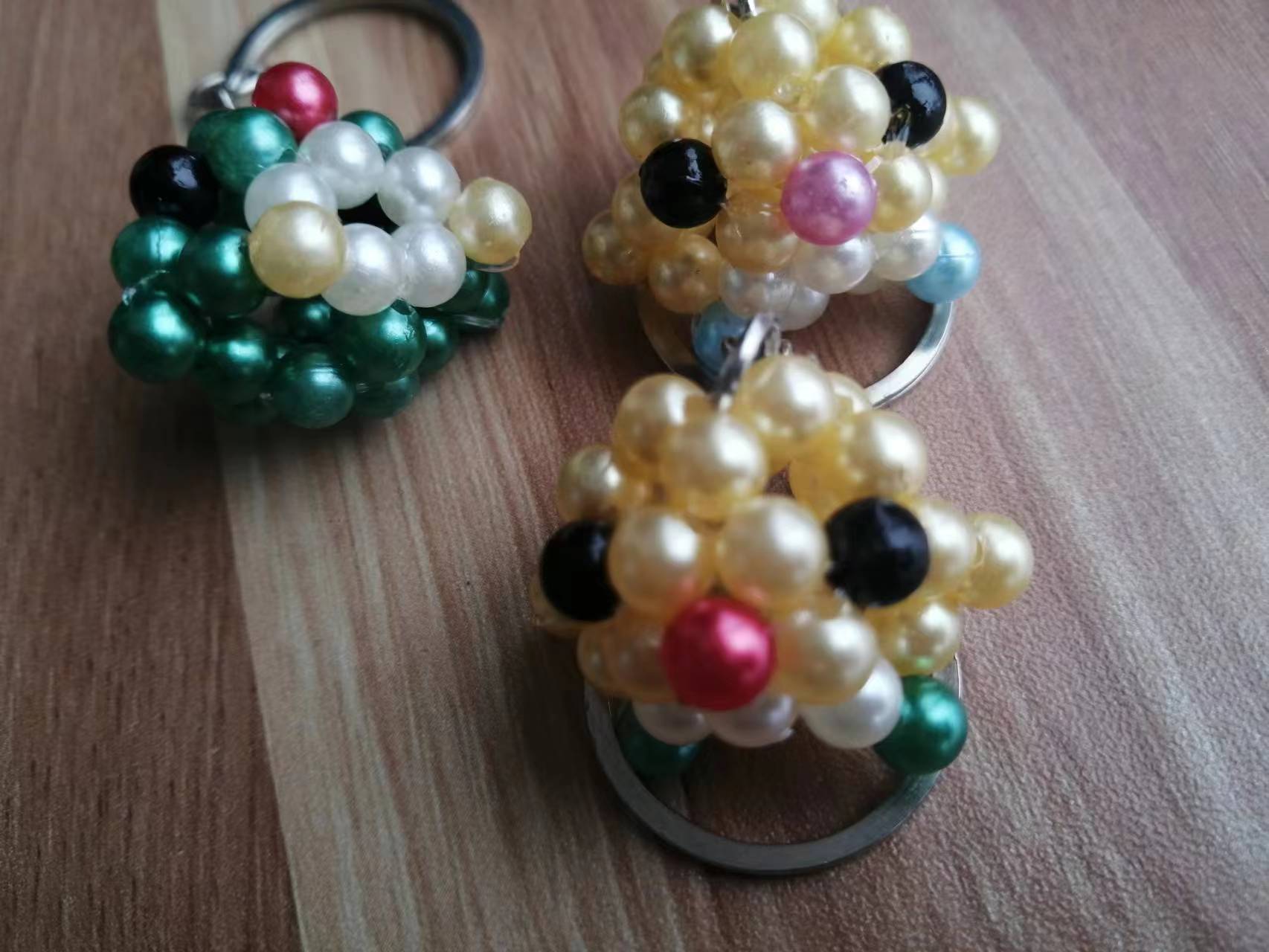 6月10日，手工活外發(fā)加工網(wǎng)，在家做串珠手工掙錢(qián)，在手工之家,這幾點(diǎn)決定了成品銷售做的好,圖為勵(lì)志珠珠繡串珠手工產(chǎn)品剪影