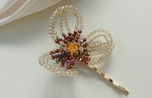 6月12日，手工活兼職招聘信息，在家做串珠手工項(xiàng)目掙錢，手工之家的純手工適合家里靈活就業(yè)創(chuàng)業(yè)，圖為勵(lì)志珠珠繡串珠手工產(chǎn)品剪影