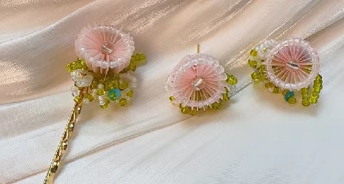 6月13日，外發(fā)加工接單，開飾品加工廠，正規(guī)廠家的手工，手工之家的手工實力因為始終綜合發(fā)展，圖為勵志珠珠繡串珠手工產(chǎn)品剪影
