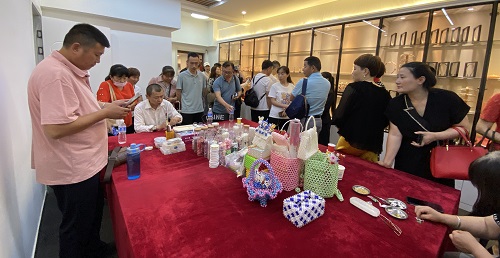 飾品加工廠+移動潮品店，讓大家一起做手工掙錢 ------ 記石家莊項目考察團(tuán)隊到手工之家考察合作