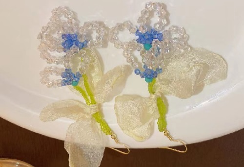 6月14日，哪里可以做手工活兼職，手工項(xiàng)目拿回家做，開飾品加工廠，在手工之家做得好就是付出多，付出多自然收入好，圖為勵(lì)志珠珠繡串珠手工產(chǎn)品剪影