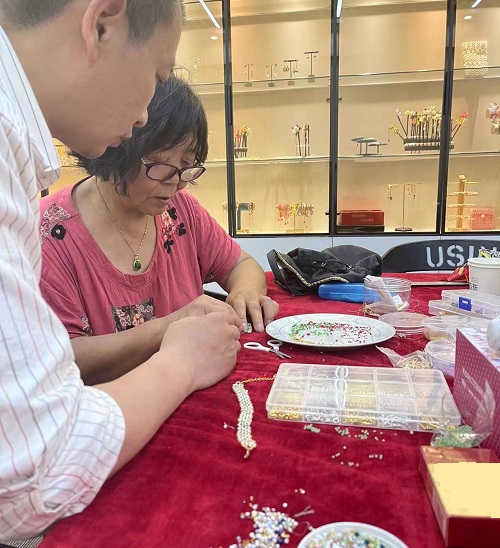 山東69歲崔大媽來手工之家考察學(xué)習(xí)合作，為什么做的比很多人都要強