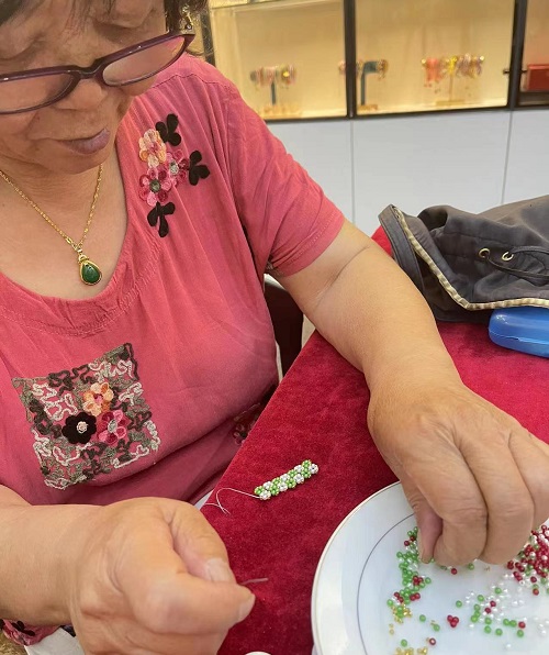 山東69歲崔大媽來手工之家考察學(xué)習(xí)合作，為什么做的比很多人都要強