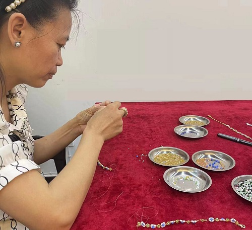 山東69歲崔大媽來手工之家考察學(xué)習(xí)合作，為什么做的比很多人都要強