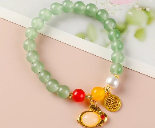 6月19日，手工活外發(fā)一手貨源，開飾品加工廠，居家副業(yè)掙錢，手工之家的純手工產(chǎn)品讓人喜歡，圖為勵志珠珠繡串珠手工產(chǎn)品剪影