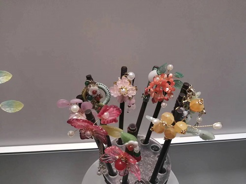 6月21日，手工活拿回家做在哪里找，靈活就業(yè)創(chuàng)業(yè)，開(kāi)飾品加工廠，選擇手工之家，這個(gè)手工項(xiàng)目自由靈活，圖為勵(lì)志珠珠繡串珠手工產(chǎn)品剪影
