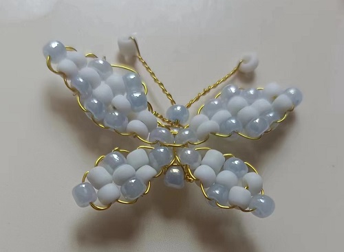 6月27日，外發(fā)手工活正規(guī)平臺，開飾品加工廠，在家做手工掙錢，選手工之家和手工項目，因為真實，圖為加工人員做好的珠繡串珠手工產(chǎn)品剪影