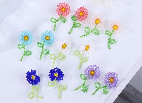 7月1日，手工活外發(fā)一手貨源，開飾品加工廠，在家兼職手工活掙錢，在手工之家，軟實力和硬實力都讓人放心，圖為勵志珠珠繡串珠手工產(chǎn)品剪影