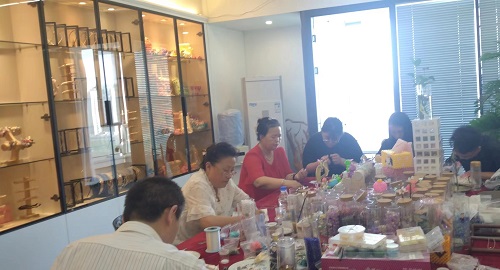 全心用手工助力，給殘疾人朋友一個新天地------記手工之家的串珠純手工項目受邀參加“百萬殘疾人居家創(chuàng)業(yè)工程”