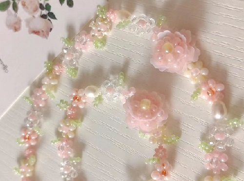 7月11日，外發(fā)手工活正規(guī)平臺，手工靈活就業(yè)創(chuàng)業(yè)，開飾品加工廠，在手工之家,選擇了就要信任和認真，圖為串珠米珠繡手工產(chǎn)品剪影