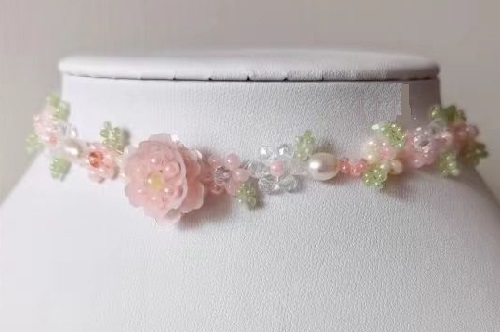 7月11日，外發(fā)手工活正規(guī)平臺，手工靈活就業(yè)創(chuàng)業(yè)，開飾品加工廠，在手工之家,選擇了就要信任和認真，圖為串珠米珠繡手工產(chǎn)品剪影