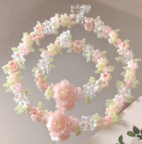 7月11日，外發(fā)手工活正規(guī)平臺，手工靈活就業(yè)創(chuàng)業(yè)，開飾品加工廠，在手工之家,選擇了就要信任和認真，圖為串珠米珠繡手工產(chǎn)品剪影