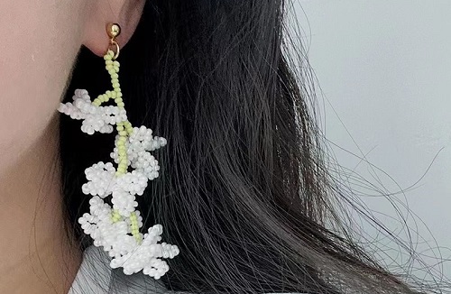 7月16日，手工活外發(fā)一手貨源，開飾品加工廠，居家靈活就業(yè)創(chuàng)業(yè)好選擇，與手工之家合作，遠近不是問題，圖為串珠米珠繡手工產(chǎn)品剪影