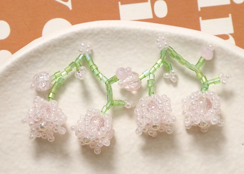 7月20日，附近有沒(méi)有兼職手工活，開(kāi)飾品加工廠，居家靈活就業(yè)創(chuàng)業(yè)好副業(yè)，手工之家的產(chǎn)品永遠(yuǎn)是發(fā)展的重點(diǎn)，圖為串珠米珠繡手工產(chǎn)品剪影