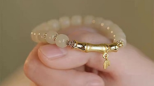 7月24日，手工活外發(fā)加工正規(guī)的廠家，開飾品加工廠，靈活就業(yè)項目，與手工之家合作，靈活自由，但態(tài)度不能放松，圖為串珠純手工產(chǎn)品剪影