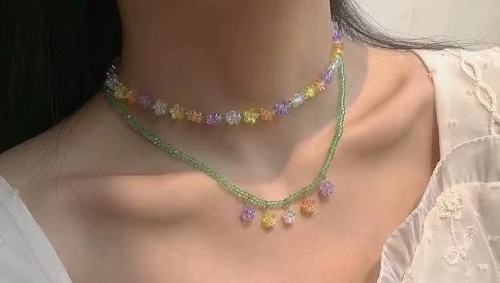 7月31日，在家做兼職的正規(guī)平臺(tái)，開(kāi)飾品加工廠，居家手工好副業(yè)，在手工之家,要多掙錢只能認(rèn)真和努力，圖為串珠米珠繡手工產(chǎn)品剪影