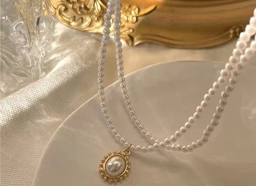 8月1日，外發(fā)手工領(lǐng)回家做，開飾品加工廠，在家做手工副業(yè)掙錢，在手工之家,靈活就業(yè)、創(chuàng)業(yè)都可以，圖為串珠米珠繡手工產(chǎn)品剪影