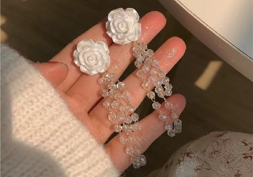 8月3日，手工活兼職可帶回家，手工靈活就業(yè)的好副業(yè)，開飾品加工廠，在手工之家，用手工收入詮釋對家庭和手工的愛與責(zé)任，圖為串珠米珠繡手工產(chǎn)品剪影