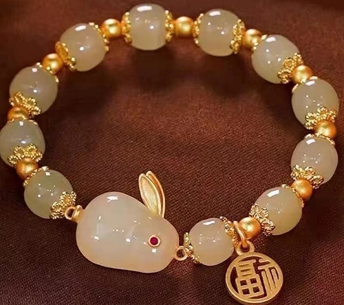 8月6日，手工兼職在家做是真的嗎？在家可以做的兼職工作，開飾品加工廠，正規(guī)手工活外發(fā)加工網(wǎng)副業(yè)，在手工之家，銷售好，才能一直有活兒做，圖為串珠純手工手鏈產(chǎn)品剪影