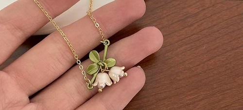 8月10日，手工活外發(fā)加工正規(guī)廠家直接發(fā)貨，手工靈活就業(yè)好選擇，開飾品加工廠，在手工之家,什么人收入更好？圖為飾品類串珠手工產(chǎn)品剪影