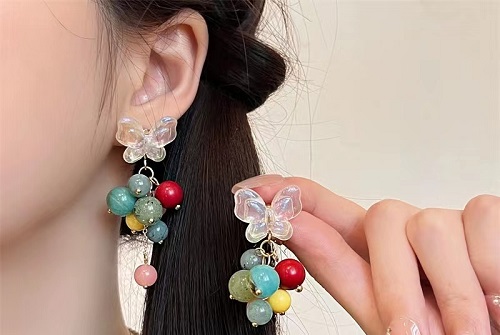 8月11日，在家怎么接手工活掙錢，在家做兼職的正規(guī)平臺，與家人一起掙錢的副業(yè)，開飾品加工廠，喜歡串珠手工，因?yàn)槭止ぶ以谶@些方面做的好，圖為串珠米珠繡手工產(chǎn)品剪影