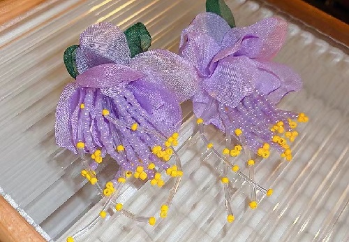 8月15日，在家做的手工活正規(guī)平臺，在家可以做的兼職工作，居家靈活就業(yè)好副業(yè)，開飾品加工廠，為了合作共贏，手工之家一直這樣做，圖為串珠米珠繡手工產(chǎn)品剪影