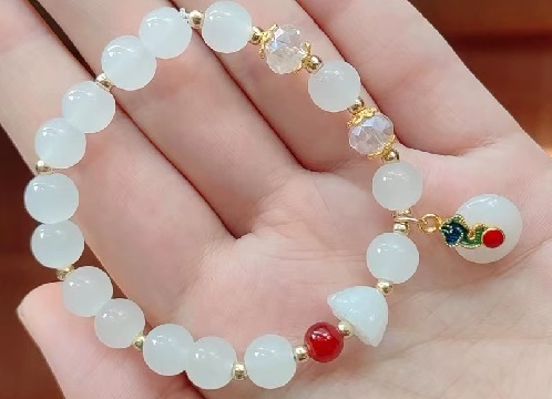 8月20日，兼職手工活可以帶回家做的，居家靈活就業(yè)好副業(yè)，開飾品加工廠，長期穩(wěn)定,在手工之家就是實(shí)力，圖為飾品類串珠手工產(chǎn)品剪影