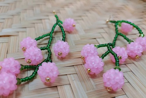 8月28日，手工活拿回家做在哪里找，居家就業(yè)好副業(yè)，在手工之家，靈活就業(yè)指什么合作，圖為串珠米珠繡手工產(chǎn)品剪影