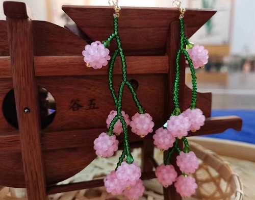 8月28日，手工活拿回家做在哪里找，居家就業(yè)好副業(yè)，在手工之家，靈活就業(yè)指什么合作，圖為串珠米珠繡手工產(chǎn)品剪影