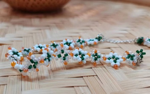 8月29日，手工活接單正規(guī)平臺(tái)，可靠的串珠手工，開飾品加工廠，在手工之家，應(yīng)該如何手工創(chuàng)業(yè)，圖為串珠米珠繡手工產(chǎn)品剪影