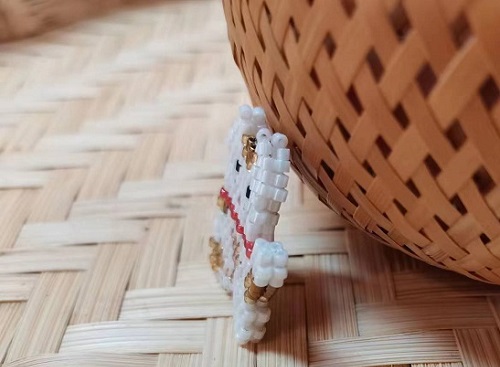 8月30日，在家可以做的兼職工作，拿回家做的手工項(xiàng)目，開飾品加工廠，月底了,手工之家有適合你的手工合作方式，圖為串珠米珠繡手工產(chǎn)品剪影