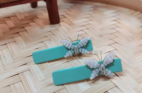 9月2日，手工活外發(fā)加工可靠嗎？純手工串珠靈活就業(yè)，開(kāi)飾品加工廠，在手工之家自由靈活合作，加工銷售都可以，圖為串珠米珠繡手工產(chǎn)品剪影