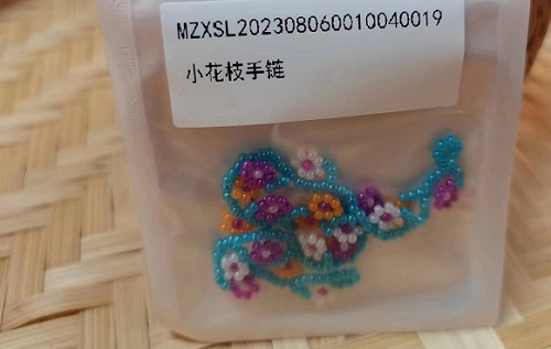 9月4日，手工活兼職招聘信息，正規(guī)可靠的手工項目，開飾品加工廠，手工之家的良好發(fā)展在于不斷創(chuàng)新，圖為串珠米珠繡手工產(chǎn)品剪影
