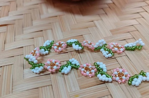 9月11日，手工活外發(fā)加工可靠嗎？靈活就業(yè)好手工，開飾品加工廠，手工之家的產(chǎn)品優(yōu)勢，圖為飾品類串珠純手工產(chǎn)品剪影