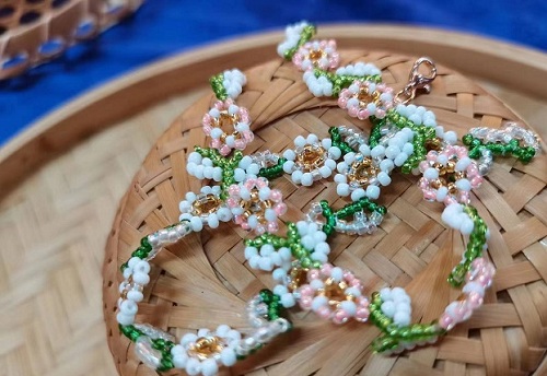 9月11日，手工活外發(fā)加工可靠嗎？靈活就業(yè)好手工，開飾品加工廠，手工之家的產(chǎn)品優(yōu)勢，圖為飾品類串珠純手工產(chǎn)品剪影