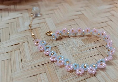 9月13日，寶媽手工活兼職，正規(guī)手工接單平臺(tái)，開(kāi)飾品加工廠，在手工之家，認(rèn)真做好收獲，圖為飾品類串珠純手工產(chǎn)品剪影