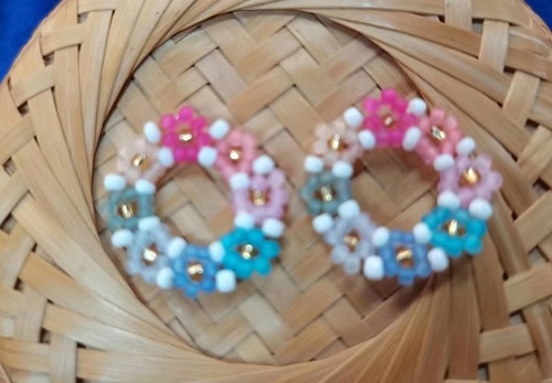9月14日，外發(fā)加工接單平臺(tái)，靈活就業(yè)手工飾品廠項(xiàng)目，開飾品加工廠，在手工之家，從加工到銷售都讓人放心，圖為飾品類串珠純手工產(chǎn)品剪影