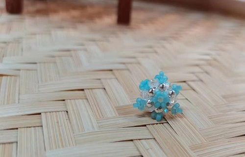 9月15日，手工活外發(fā)加工網(wǎng)，靈活就業(yè)好項目，開飾品加工廠，在手工之家，重合作、重服務(wù)就是敬業(yè)的體現(xiàn)，圖為飾品類串珠純手工產(chǎn)品剪影