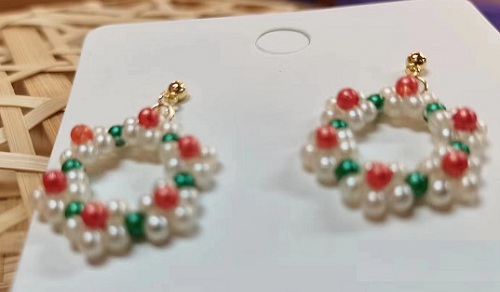 9月21日，可在家做的兼職手工活，想接正規(guī)廠家手工項(xiàng)目,開(kāi)飾品加工廠，在手工之家，貼心服務(wù)讓人滿意，圖為飾品類串珠純手工產(chǎn)品剪影