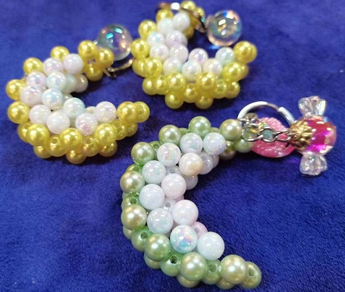 9月22日，手工活從哪里找廠家，可靠的串珠手工項(xiàng)目，靈活就業(yè)好手工，為什么大家推薦選手工之家，圖為飾品類串珠純手工產(chǎn)品剪影