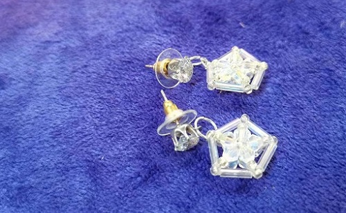 9月26日，手工活外發(fā)加工網(wǎng)，在家做串珠手工掙錢，開飾品加工廠，在手工之家，加工人員這樣做收入更好，圖為飾品類串珠純手工產(chǎn)品剪影