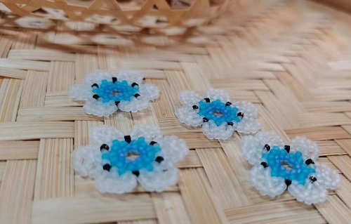 9月28日，手工活兼職招聘信息，在家做串珠手工項(xiàng)目掙錢(qián)，開(kāi)飾品加工廠，中秋團(tuán)圓、休閑還能掙錢(qián)，在手工之家只需要這么干，圖為飾品類串珠純手工產(chǎn)品剪影