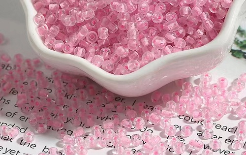 9月30日，哪里可以做手工活兼職，手工項(xiàng)目拿回家做，開飾品加工廠，在手工之家，大家選擇這里因?yàn)槭杖牒谩⒂斜Ｕ?，圖為串珠純手工繡珠材料剪影