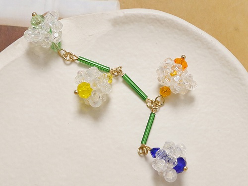 10月2日，手工活兼職是真的嗎，拿回家做的手工項(xiàng)目，可以開飾品加工廠的純手工，讓大家收入好，是大家選擇手工之家的重要原因，圖為飾品類串珠純手工產(chǎn)品剪影